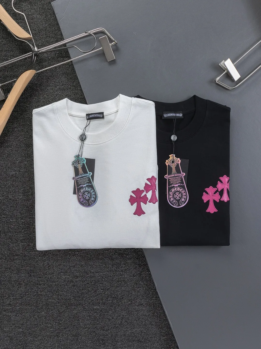 🅿️190 Chrome Hearts CH Cross 26SS New products are hot at the same time💥 Early spring classic style Colorful double cross on the chest 🪡 Embroidery Large logo cross on the back Horseshoe patchwork leather ding Sanskrit ✝️🪡 Embroidery Round neck short-sleeved T-shirt, a popular style, a style that both men and women like, the same style for men and women, 100% chance of turning heads when you wear it when you go out! It’s all about being handsome. The designer’s classic sense is precisely grasped. The whole piece of clothing is heavy. Industrial washing process. Ready-made garments are dyed + sprayed for a horse effect. The double-washing process is super recognizable. It uses heavy washing to make it distressed. The edges of the patch are slightly rolled and naturally distressed. It has a three-dimensional layering with a little damage and is very visually lethal. It adheres to Kroxin's consistent rough style. The chest and back are large, and the horseshoe flower printed patch pattern is embroidered and decorated. It is decorated with silver metal engraved distressed buttons. The classic elements full of brand recognition instantly enhance the overall sense of grade and specification. Its texture is quite high-end! The overall feeling is high-end, simple and elegant, with silver hardware accessories, a full set of customized accessories, and the pattern of the entire dress is all decorated with patchwork three-dimensional embroidery technology, which is the finishing touch of the entire dress. The design on the back is even more eye-catching! ! This full back is so cool, it’s full of design, and the overall upper body style highlights fashion and individuality. Wearing it together as a couple is even more popular on the street. I recommend the early autumn sweatshirt! ! The fabric is a unique 320g 100% cotton, which is skin-friendly, breathable, warm to the touch, firm in texture, and smooth in lines. It can be called a back killer, which has very strict requirements on craftsmanship and cost. The smooth neckline, flat cuffs and hems, the stitches are small and tight, tight and orderly, and the details are perfect. The consistent OS version can be worn alone or layered. It is very casual, but very iconic! It is simply the flagship of high-end trendy brands and must be included in your wardrobe. It has the American fashion spirit of freedom and individuality, and is highly recognizable and stylized! Color: Black White Size: S-XL Size chart: S: Shoulder width 50-Bust 56-Length 70 M: Shoulder width 52-Bust 57-Length 72 L: Shoulder width 54-Bust 59-Length 74 XL: Shoulder width 56-Bust 62-Length 76